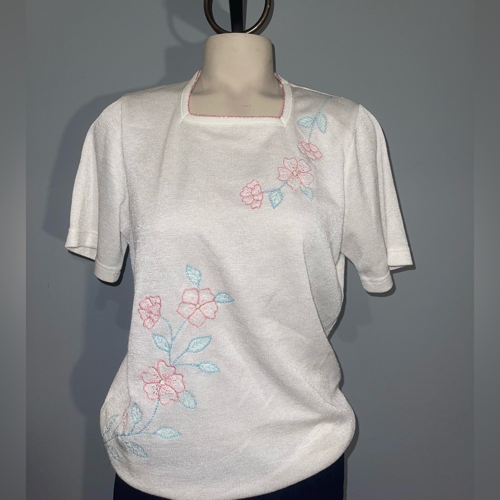BonWorth off White Tee with Pink and Blue Floral Embroidery xs vintage flowers